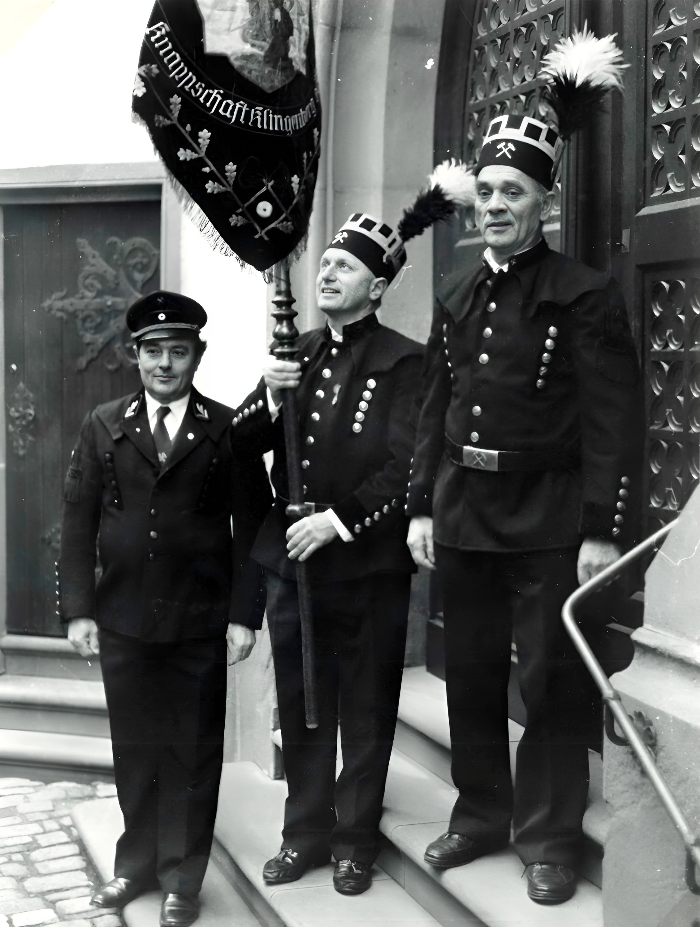 Vor der Kirche St. Pankratius in Klingenberg am Barbaratag 1992